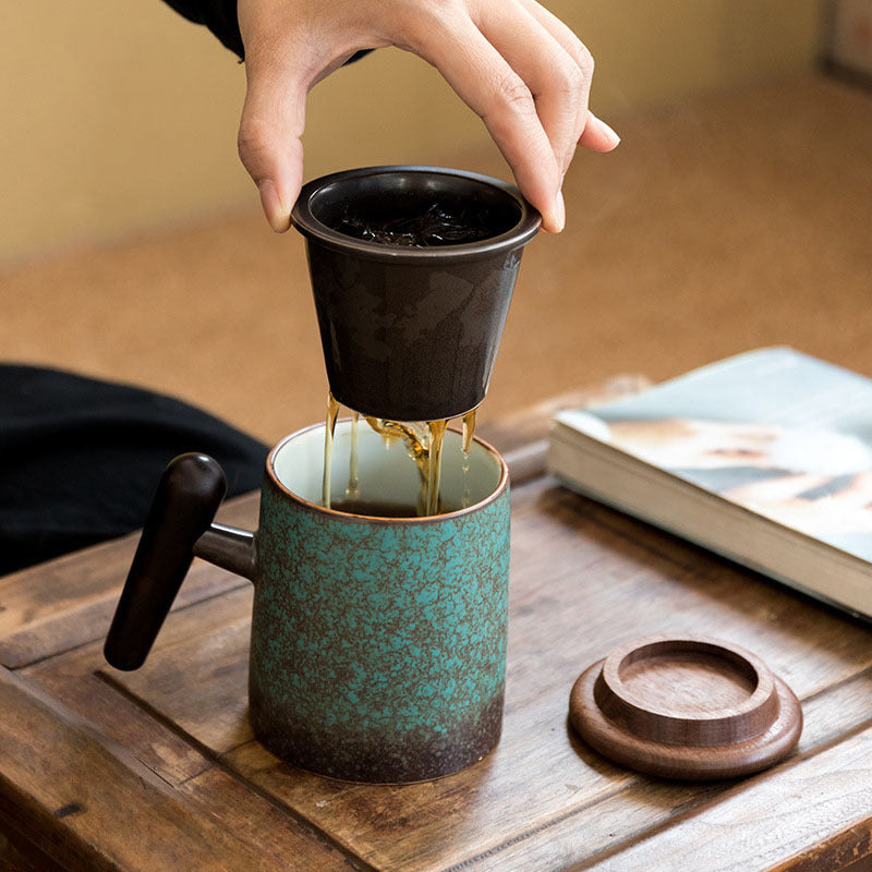Separation Of Filtered Tea Water To Make Tea Cups